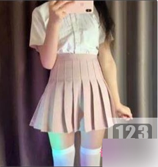 抖音高颜值学生眼镜萌妹