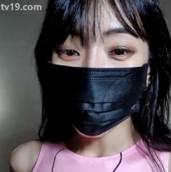 国际版抖音-韩风女神，体型丰满，直播首秀三点露出