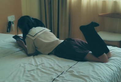 蜜桃传媒<徐爱丽>呆萌00后软妹子，惊现蕾丝女仆装流出，为爱沦陷