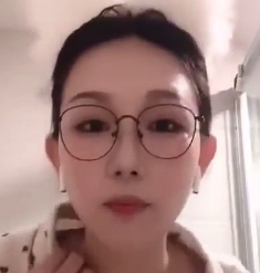 惊现-东北眼镜姑娘与男友视频通话