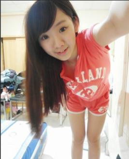 “19岁粉嫩妹妹私房写真视频，绝对让你心动不已！”