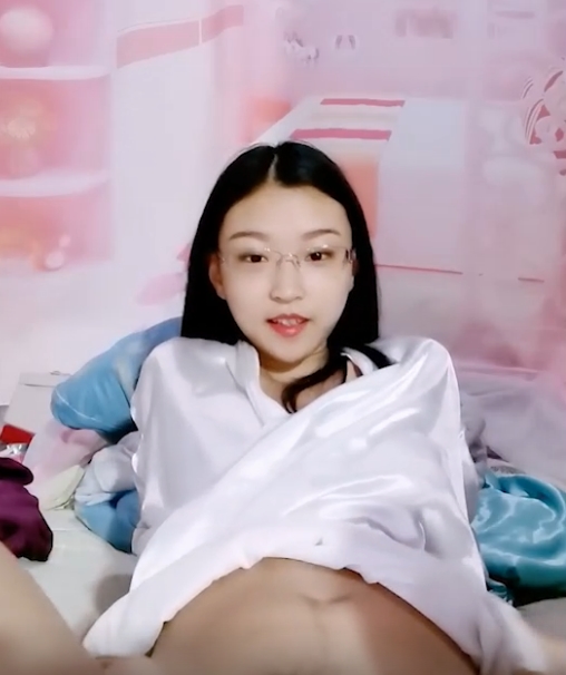 年轻女性戴眼镜的照片合集