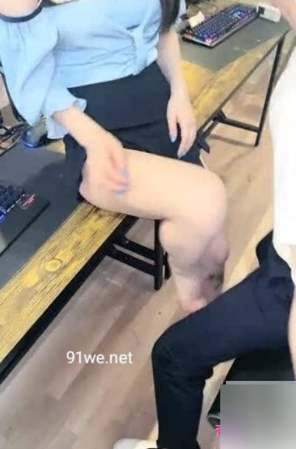 顶级美少女在网吧包厢中激战的泽美