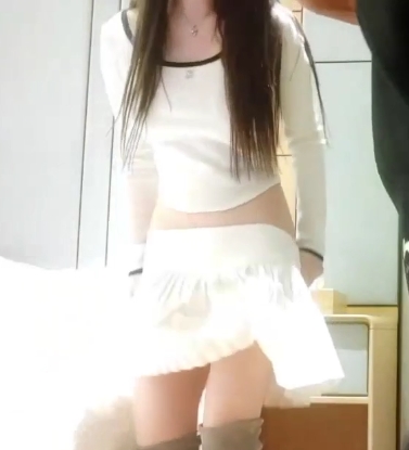 精选软妹在床上的约会，干得不过瘾，站在门口的奇妙体验