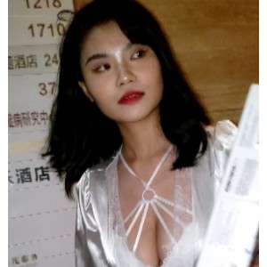 美女低胸牛仔短裤视频