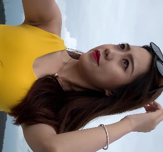 美女穿着黄色紧身裤展示翘臀的4V视频，10.64G百度云分享