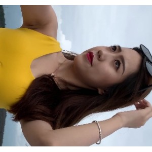 美女穿着黄色紧身裤展示翘臀的4V视频，10.64G百度云分享
