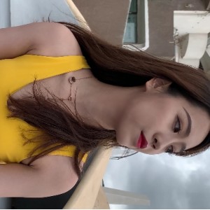 美女穿着黄色紧身裤展示翘臀的4V视频，10.64G百度云分享