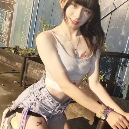 抖音网红MiuMyoung的商品标题可以是：时尚潮流女装品牌MiuMyoung