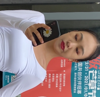 美女穿粉色紧身皮裤展示长腿翘臀的1V视频，百度云下载