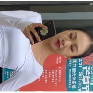 美女穿粉色紧身皮裤展示长腿翘臀的1V视频，百度云下载