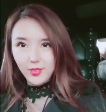 两个少妇与小哥在野外爬山驾车后发生双人游戏事件