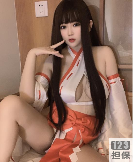 依酱吖COS性感女巫