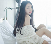 可爱女大学生在线吃棒棒糖