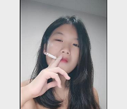 小妹自拍1V1.1G，刷新认知，喜欢被C，用嘴