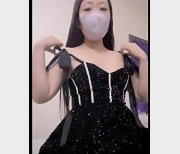 黛西老师：网吧SAP男师傅户外跳Z棋牌室Y水直流皮沙发视频五部作品露脸首秀