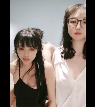 幸福眼镜哥双F两少F自拍视频1V-300M