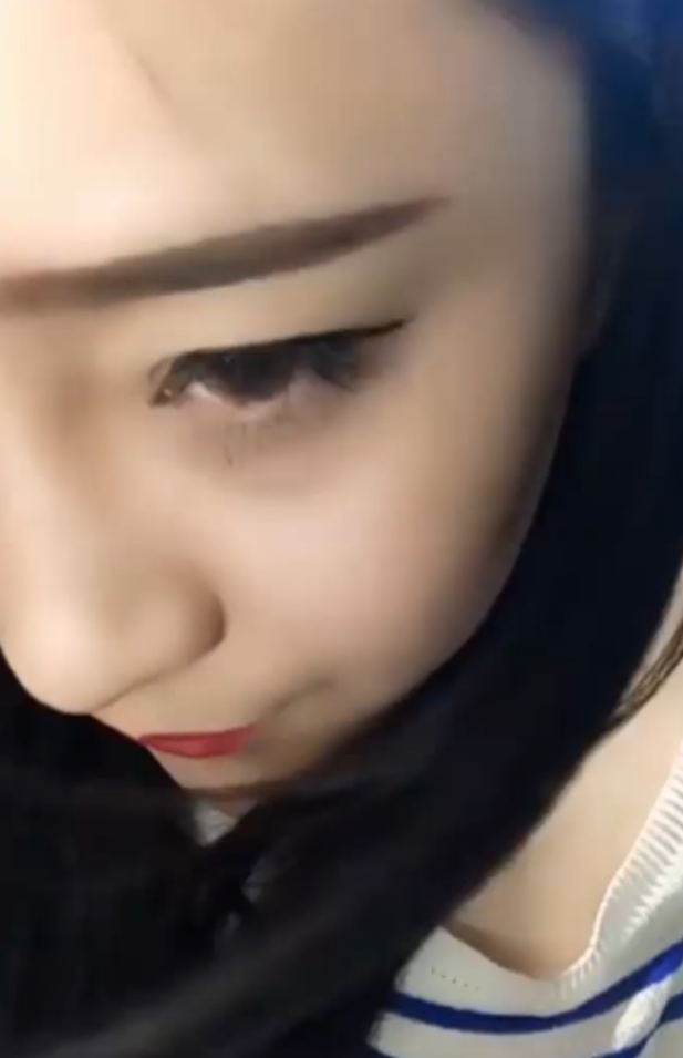 直播销售新款时尚服装，老板娘沉沦应对生意不景气