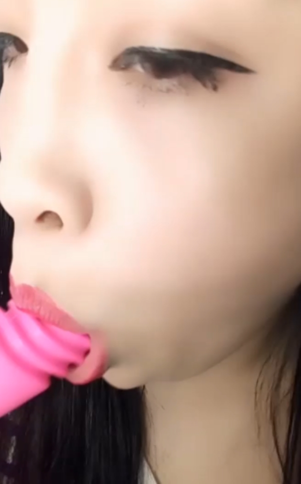 直播销售新款时尚服装，老板娘沉沦应对生意不景气