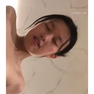 清纯学生妹楼梯自拍高清版