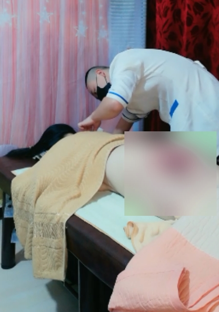 私人按摩按摩养生店小伙师傅给白肤美少妇拔罐推背百度云549M