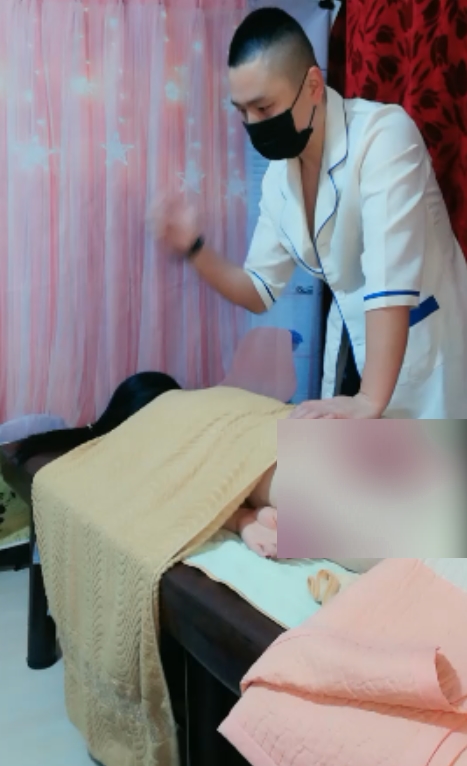 私人按摩按摩养生店小伙师傅给白肤美少妇拔罐推背百度云549M