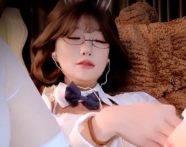 转载搬运虎牙张爱玲最新粉丝祭活动1v+300m百度盘