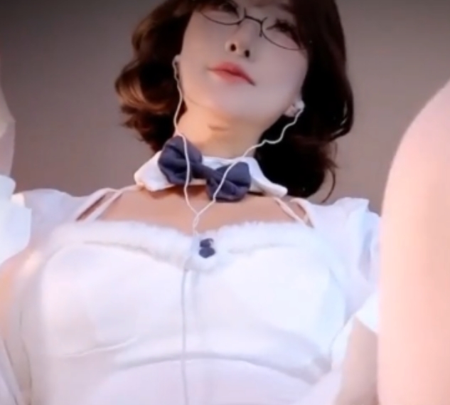 转载搬运虎牙张爱玲最新粉丝祭活动1v+300m百度盘