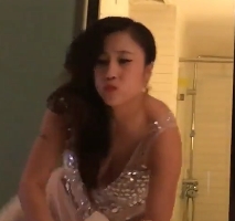 美少妇的完美大身材在伊犁的西域展现，球前的软肉十分吸引人。