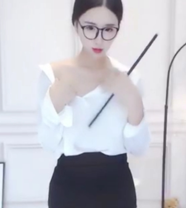 网易cc小恩雅热舞定制剧情合集102.7g：舞姿优美，剧情精彩视频