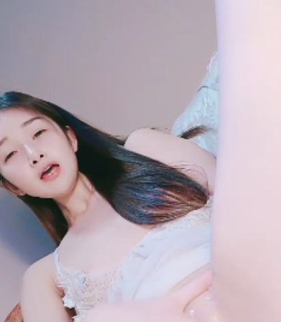 高颜值美少女依依：收藏百度ED2K，新增20V视频