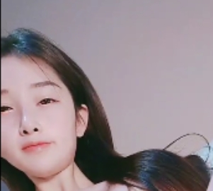 高颜值美少女依依：收藏百度ED2K，新增20V视频