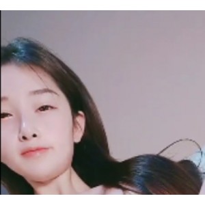高颜值美少女依依：收藏百度ED2K，新增20V视频