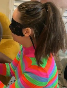 OnlyFans妻子带老黑回家，丈夫绿帽伺候，幸福手抓蛋服务