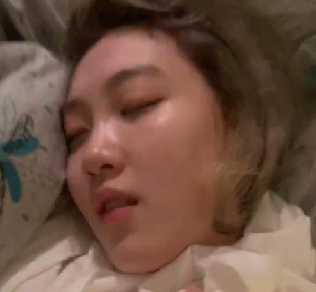 精选大学生晨晨：男友无下限玩法，颜值身材超棒，25V视频2.4G资源