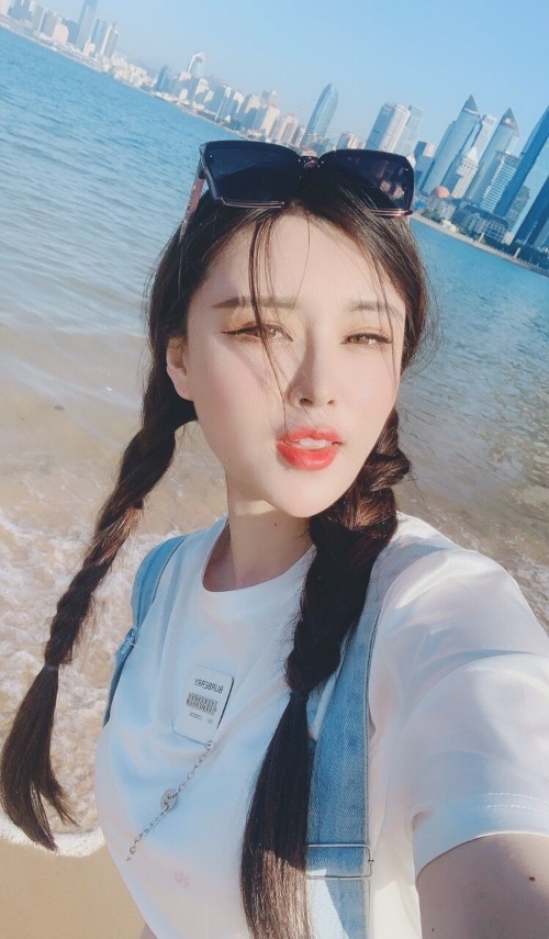 《一只萌宠》：抖音美少女娜美的温馨作品