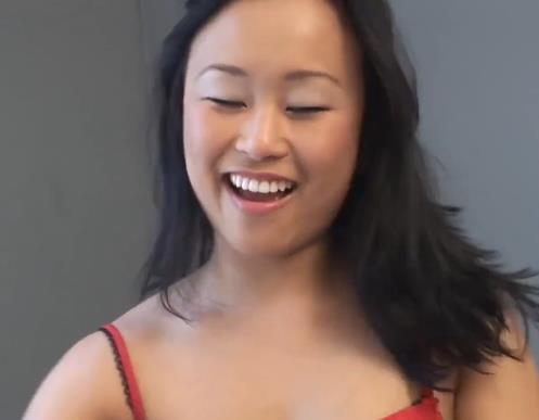 阳光小伙挑战加特林机关枪，反差感十足，女主惊艳，棒棒糖下水道全都有，快来围观！