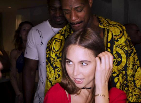 柠檬水-小美女大战6黑佬[1V-2.1G]，勾起你的小心心