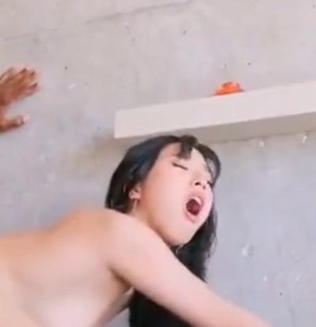 白丝高跟鞋：老黑教育视角的冲击与诱人