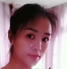 新生儿充足的奶水让少妇肆意挤馒头，满口乳汁飚溅。