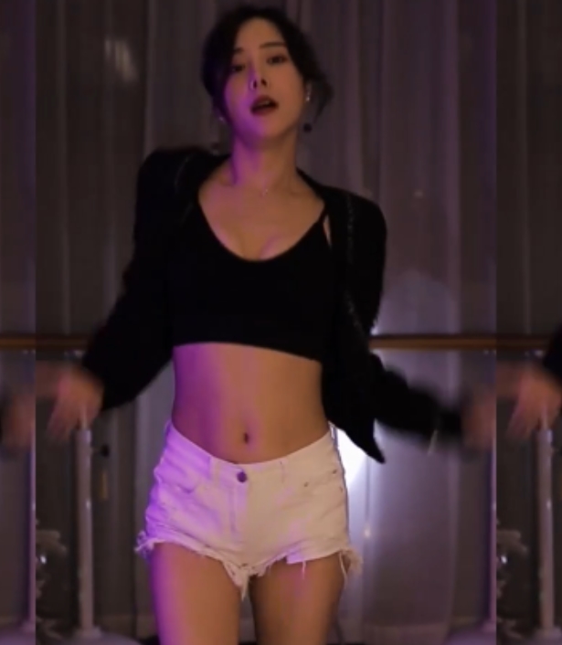 王筱沫沫热舞小合集：1月b站热门美女主播，视频3.6G，点击10万次！