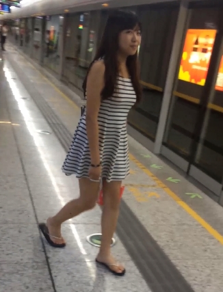 火辣辣妹子顾盼盼与男友生活作品大片，2.47G视频展现互动