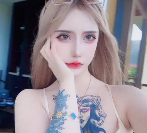 金伊娜COS吃瓜视频1V42M，别人身下骗30W，网红女神神秘面纱揭开