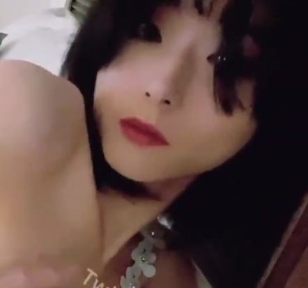 起感受她的魅力，不妨下载她的“23v43三人游”视频，457mb，百度云等你来！