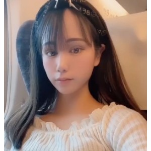高铁美女神秘处曝光，漂亮馒头翘挺招C，1.2G大片3V度盘