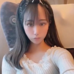 高铁美女神秘处曝光，漂亮馒头翘挺招C，1.2G大片3V度盘