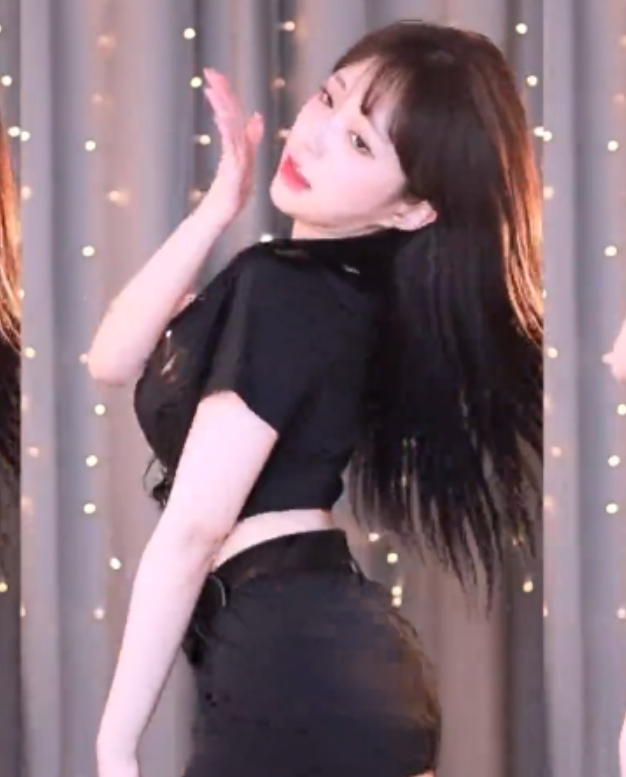 想要欣赏橘子的热舞表演，不妨下载这份“BJ橘子超清无水印直播热舞合集884V+65G”资源，尽情享受这位韩国主播的魅力吧！