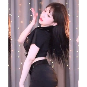 想要欣赏橘子的热舞表演，不妨下载这份“BJ橘子超清无水印直播热舞合集884V+65G”资源，尽情享受这位韩国主播的魅力吧！