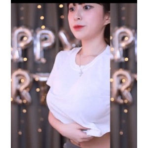 想要欣赏橘子的热舞表演，不妨下载这份“BJ橘子超清无水印直播热舞合集884V+65G”资源，尽情享受这位韩国主播的魅力吧！