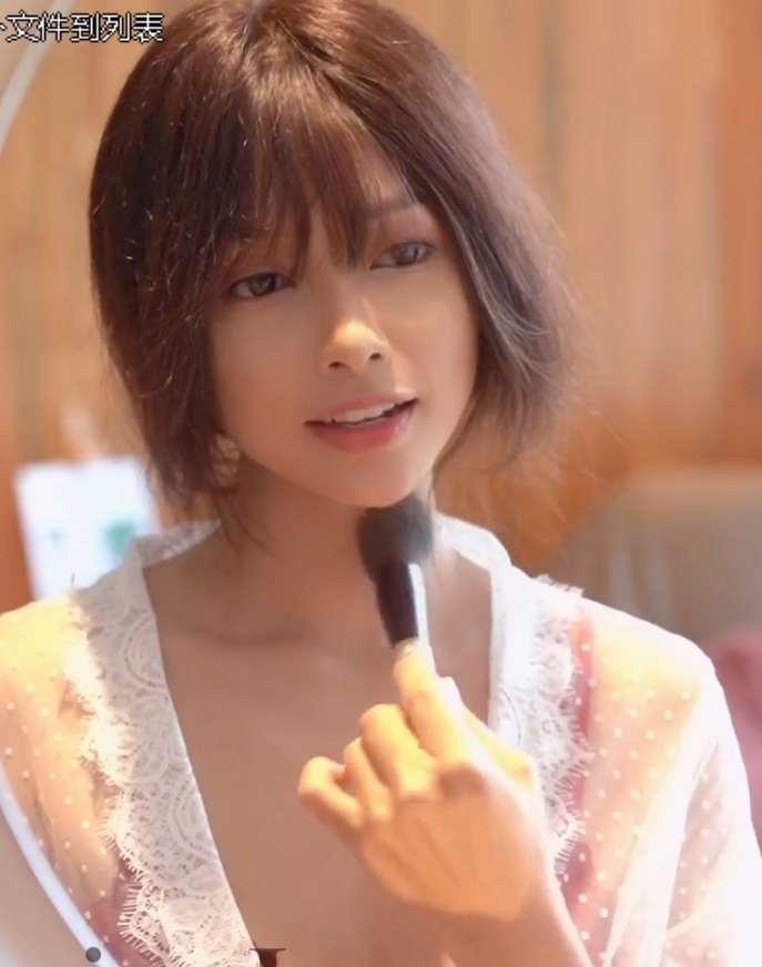 女神Kylie多才多艺户外展示视频10v2.13g，化妆整容立体吉他唱歌全展示